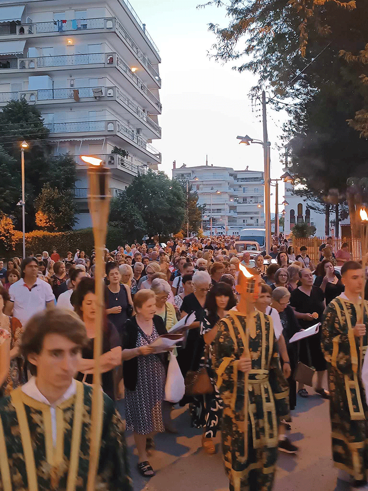 Με ευλάβεια και κατάνυξη οι Ιερές Ακολουθίες της Παραμονής της ΠΑΝΑΓΙΑΣ και η Λιτανεία στον Ιερό Ναό Αγίας Σκέπης Πτολεμαΐδας! (της Κούλας Πουλασιχίδου)