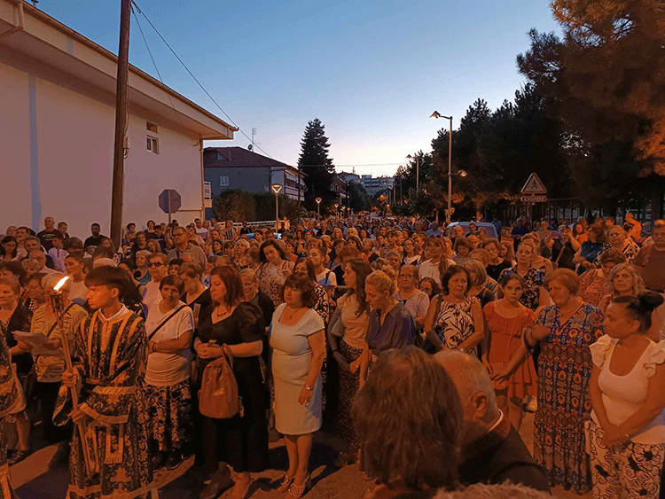 Με ευλάβεια και κατάνυξη οι Ιερές Ακολουθίες της Παραμονής της ΠΑΝΑΓΙΑΣ και η Λιτανεία στον Ιερό Ναό Αγίας Σκέπης Πτολεμαΐδας! (της Κούλας Πουλασιχίδου)