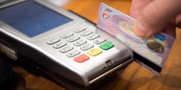 Με προπληρωμένη κάρτα τα επιδόματα ανεργίας, τέκνων και ελάχιστο εγγυημένο εισόδημα