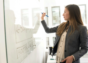 Μεγάλες ανατροπές από το 2025 - Τι αλλάζει για ελεύθερους επαγγελματίες και επιχειρήσεις