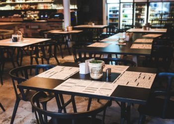 Μπήκαν οι «έξυπνες» ταμειακές στην εστίαση: Τι αλλάζει, πώς η Εφορία θα ελέγχει κάθε τραπέζι