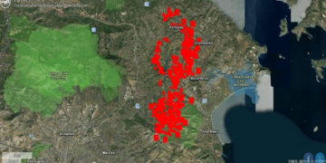 Ο δορυφόρος της NASA καταγράφει τη φωτιά στην Αττική: Άνω των 51 χλμ το μέτωπο
