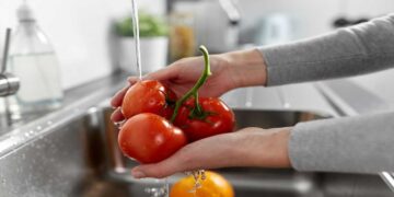 Ο σωστός τρόπος για να καθαρίζουμε λαχανικά και φρούτα