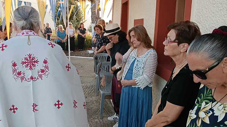 Πανηγυρικός Εσπερινός τελέστηκε στο Παρεκκλήσιο Κοιμήσεως της Θεοτόκου στον δρόμο Δυτικής Εορδαίας ( Τ.Κ. Αναρράχης )( ρεπορτάζ της Κούλας Πουλασιχίδου )