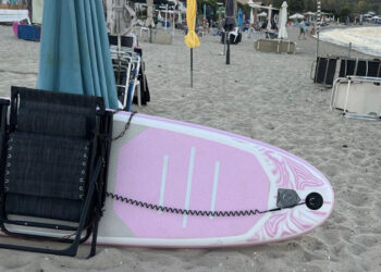 Χαλκιδική: Αλυσοδένουν τις θέσεις τους στην παραλία (Φωτογραφίες)