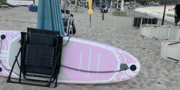 Χαλκιδική: Αλυσοδένουν τις θέσεις τους στην παραλία (Φωτογραφίες)