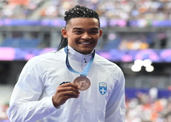 Παρίσι 2024: Ο Εμμανουήλ Καραλής σημαιοφόρος στην τελετή λήξης