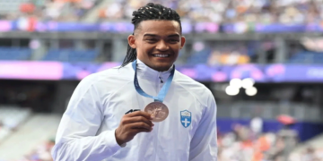 Παρίσι 2024: Ο Εμμανουήλ Καραλής σημαιοφόρος στην τελετή λήξης