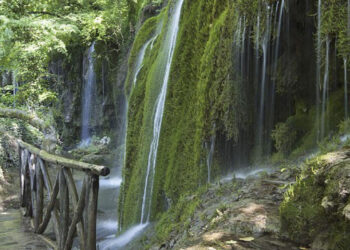 Πέντε φυσικοί καταρράκτες για βουτιές: Γαλαζοπράσινες βάθρες, ιαματικά νερά