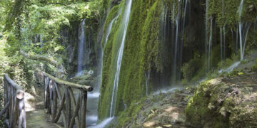 Πέντε φυσικοί καταρράκτες για βουτιές: Γαλαζοπράσινες βάθρες, ιαματικά νερά