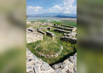 Τελευταία Κυριακή του Αυγούστου στα ερείπια της ελληνιστικής πόλης των Πετρών στο Αμύνταιο και στο βάθος η λίμνη