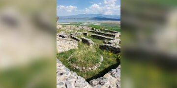 Τελευταία Κυριακή του Αυγούστου στα ερείπια της ελληνιστικής πόλης των Πετρών στο Αμύνταιο και στο βάθος η λίμνη