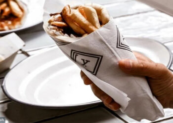 Είδος πολυτελείας το αγαπημένο και παραδοσιακό σουβλάκι: Πόσο έχει αυξηθεί η τιμή του στα χρόνια