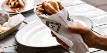 Είδος πολυτελείας το αγαπημένο και παραδοσιακό σουβλάκι: Πόσο έχει αυξηθεί η τιμή του στα χρόνια