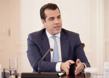 Θάνος Πλεύρης: «Θα εισηγηθώ να γίνει απευθείας αυτόφωρο αδίκημα ο όρος “μπάτσος”»