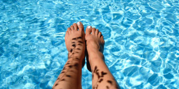 Πως το νερό της πισίνας επηρεάζει την επιδερμίδα σου - Συμβουλές για προστασία