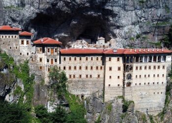 Παναγία Σουμελά: Λειτουργία με ελάχιστους πιστούς και μέτρα ασφαλείας στη σκιά των διαμαρτυριών από εθνικιστές