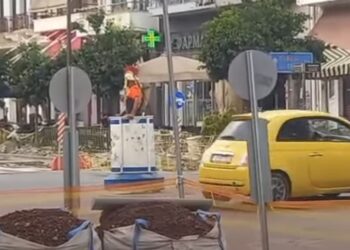 Σπάρτη: Ντύθηκε «Σπαρτιάτης πολεμιστής» και έκανε τον τροχονόμο – Απίστευτο βίντεο