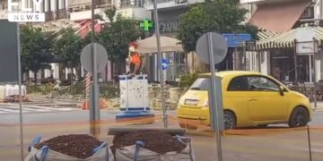 Σπάρτη: Ντύθηκε «Σπαρτιάτης πολεμιστής» και έκανε τον τροχονόμο – Απίστευτο βίντεο