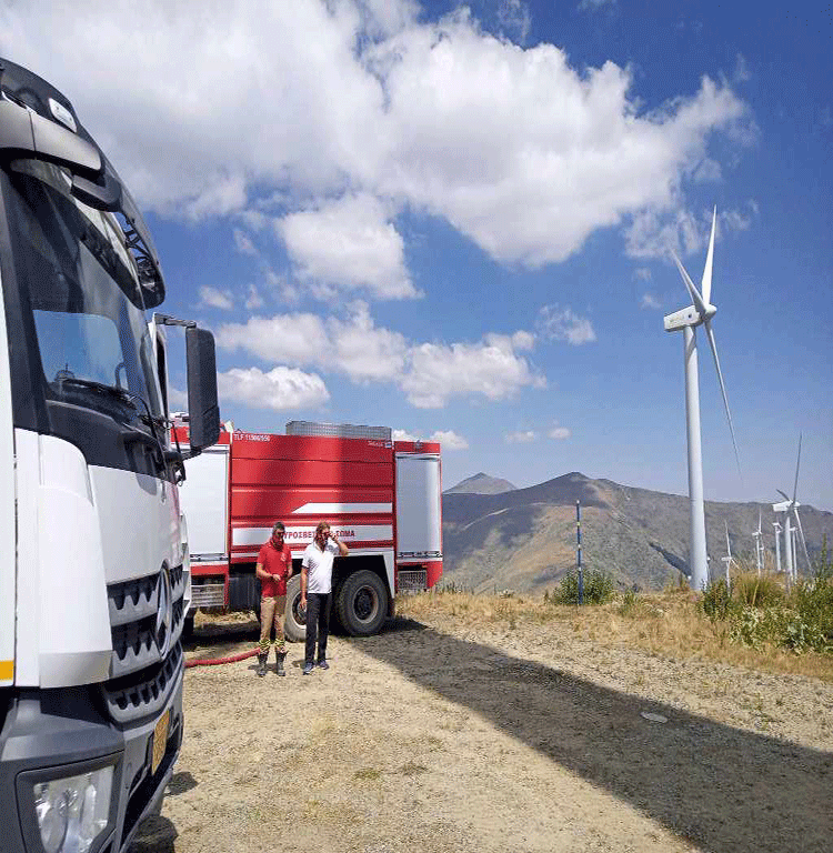 Συνεργασία δυνάμεων για την κατάσβεση φωτιάς ανάμεσα στις κοινότητες Υδρούσσας και Άνω Υδρούσσας.