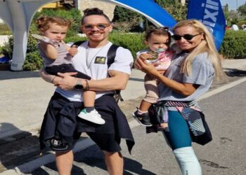 Το συγκινητικό βίντεο της συζύγου του Λευτέρη Πετρούνια που τον εμψυχώνει από μακριά με τις 2 κόρες τους