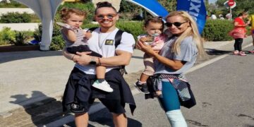 Το συγκινητικό βίντεο της συζύγου του Λευτέρη Πετρούνια που τον εμψυχώνει από μακριά με τις 2 κόρες τους