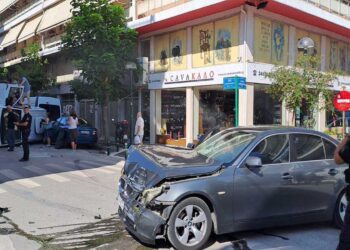 Τούμπαρε φορτηγό μετά τη σύγκρουση - Άλλο ένα τροχαίο ατύχημα στην προβληματική διασταύρωση Δημοκρατίας και Διοικητηρίου