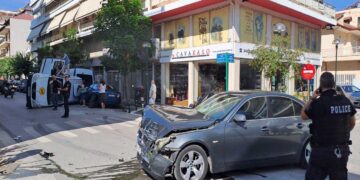 Τούμπαρε φορτηγό μετά τη σύγκρουση - Άλλο ένα τροχαίο ατύχημα στην προβληματική διασταύρωση Δημοκρατίας και Διοικητηρίου