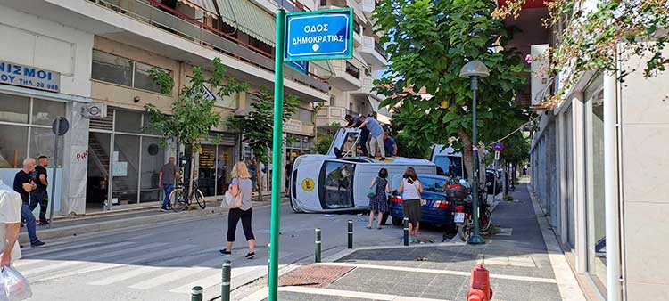 Τούμπαρε φορτηγό μετά τη σύγκρουση - Άλλο ένα τροχαίο ατύχημα στην προβληματική διασταύρωση Δημοκρατίας και Διοικητηρίου