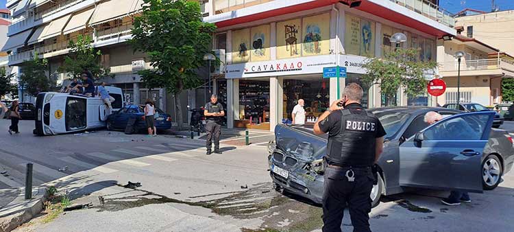 Τούμπαρε φορτηγό μετά τη σύγκρουση - Άλλο ένα τροχαίο ατύχημα στην προβληματική διασταύρωση Δημοκρατίας και Διοικητηρίου