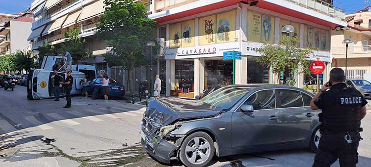 Τούμπαρε φορτηγό μετά τη σύγκρουση - Άλλο ένα τροχαίο ατύχημα στην προβληματική διασταύρωση Δημοκρατίας και Διοικητηρίου