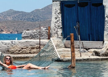 «Ταξιδεύετε στην Ελλάδα με λάθος τρόπο»: Ολλανδή τουρίστρια λέει πώς να κάνεις σωστές διακοπές στη χώρα μας