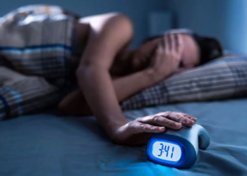 Ύπνος: Πόσο συχνά ξυπνάτε μέσα στη νύχτα και τι σηματοδοτούν οι αφυπνίσεις για την υγεία σας