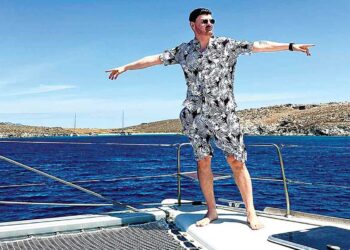 Η εφημερίδα ESPRESSO για τον Περδικκιώτη DJ TIMO - Η ζωή του Δημήτρη Τιμωνίδη, «βασιλιά των decks» με τις κορυφαίες συνεργασίες, και την αναπάντεχη πρόταση γάμου από... τρελαμένη θαυμάστρια