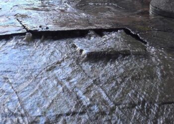 Έσκασε αγωγός ύδρευσης στον πεζόδρομο της Κοζάνης