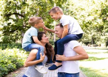 Απλές συνήθειες για να κινείστε περισσότερο καθημερινά παρέα με τα παιδιά