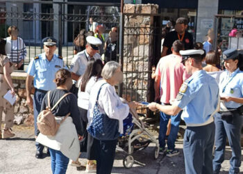 Δυτική Μακεδονία: Αστυνομικοί έδωσαν φυλλάδια σε μαθητές δημοτικών σχολείων και γονείς