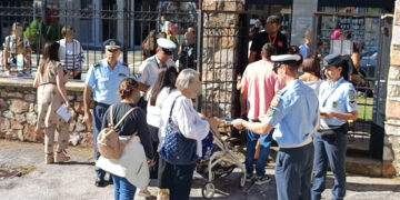Δυτική Μακεδονία: Αστυνομικοί έδωσαν φυλλάδια σε μαθητές δημοτικών σχολείων και γονείς