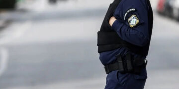 Αστυνομικός που τιμήθηκε ως ήρωας στα 36 του χρόνια, συνελήφθη ως απατεώνας στα 40