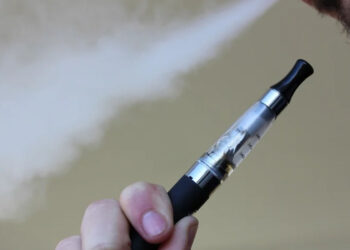 Το άτμισμα βλάπτει τους πνεύμονες των νέων όσο και το κάπνισμα – Μελέτη