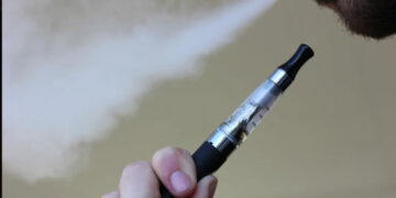 Το άτμισμα βλάπτει τους πνεύμονες των νέων όσο και το κάπνισμα – Μελέτη