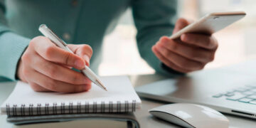 Ποιοι και πώς θα δουν αυξήσεις σε μισθούς και συντάξεις από το 2025