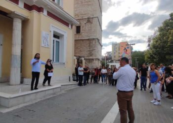 Κινητοποίηση δημοτικών υπαλλήλων Κοζάνης έξω από το δημαρχείο για τα Μέσα Ατομικής Προστασίας