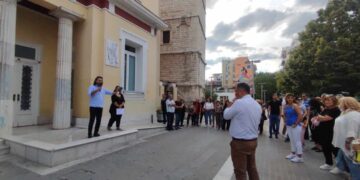 Κινητοποίηση δημοτικών υπαλλήλων Κοζάνης έξω από το δημαρχείο για τα Μέσα Ατομικής Προστασίας