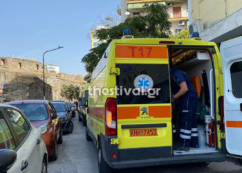 Θεσσαλονίκη – ΣΟΚ: Άνδρας κρεμάστηκε από την εξωτερική πλευρά του μπαλκονιού του