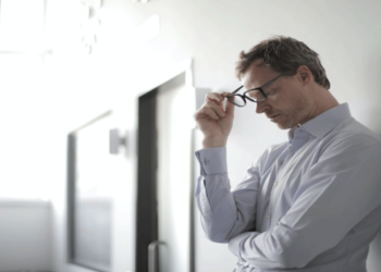 Ένας στους πέντε Έλληνες υποφέρει από πονοκεφάλους – Ειδικοί μιλάνε για τα συμπτώματα και τα αίτια που τους πυροδοτούν