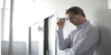 Ένας στους πέντε Έλληνες υποφέρει από πονοκεφάλους – Ειδικοί μιλάνε για τα συμπτώματα και τα αίτια που τους πυροδοτούν