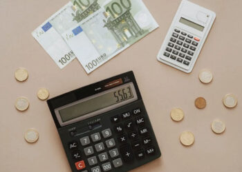 Η ΑΑΔΕ ξεψαχνίζει καταθέσεις και εμβάσματα  – Μπαράζ διασταυρώσεων