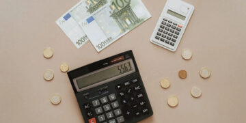 Η ΑΑΔΕ ξεψαχνίζει καταθέσεις και εμβάσματα  – Μπαράζ διασταυρώσεων