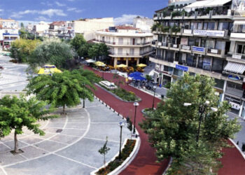 Επιστολή αναγνώστριας για την πλατεία Πτολεμαΐδας: Δηλαδή αν δεν υπήρχε το “φιδάκι”, θα περνούσαν νταλίκες;